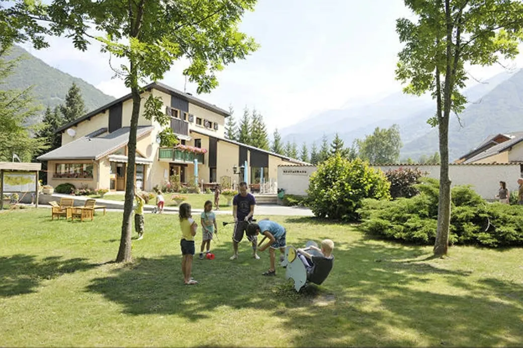 Kinderen spelen buiten op het park
