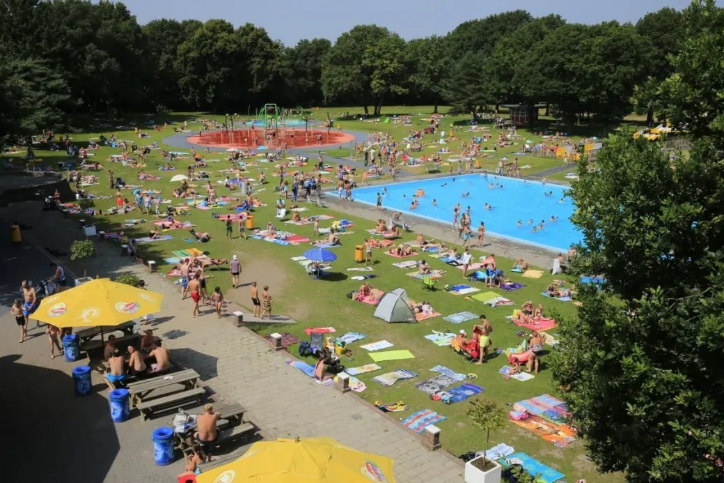 Buitenzwembad op Bosbad Hoeven