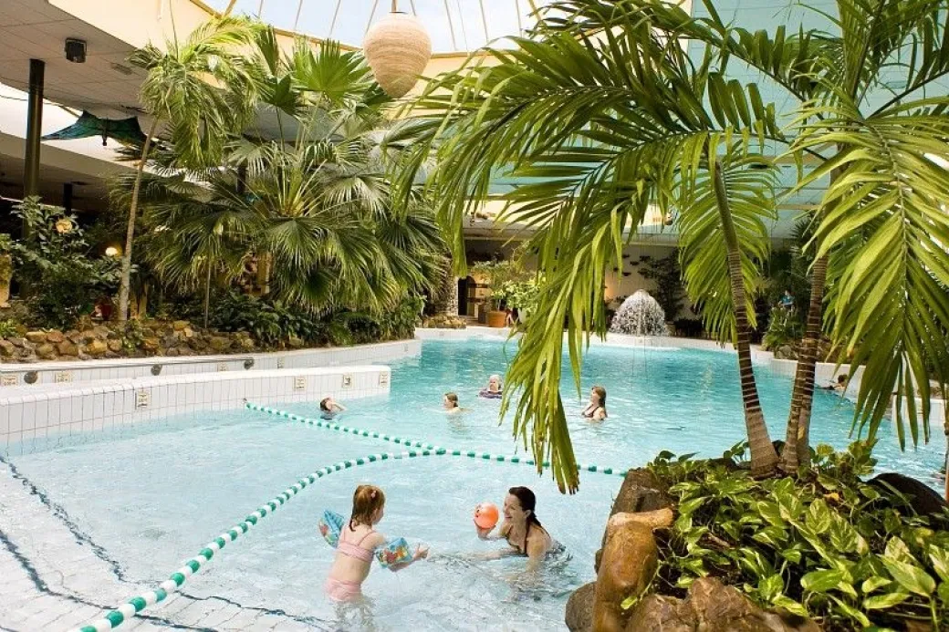 Golfslagbad in het Aqua Dome