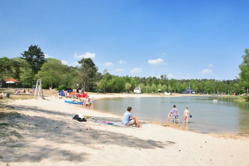 Het strand en natuurmeer op DroomPark De Zanding