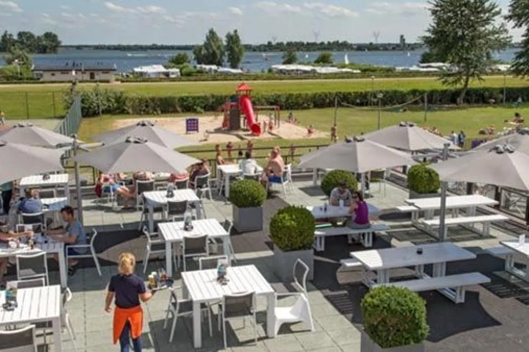 He terras van het restaurant 