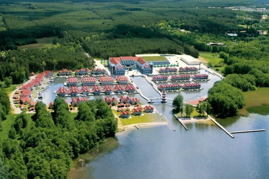 Luchtfoto van Roompot Hafendorf Rheinsberg