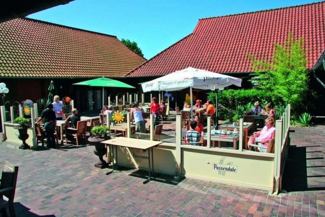 Het terras van het restaurant op het park