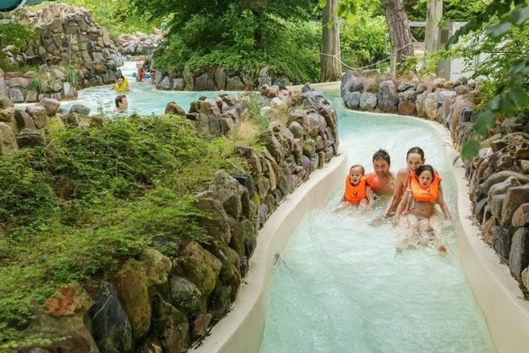 Kinderen gaan van Wildwater Baan af