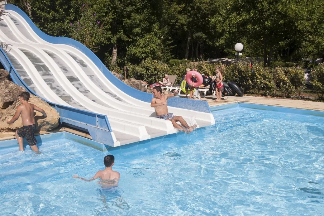 Jongeren glijden van de 4 dubbele glijbaan
