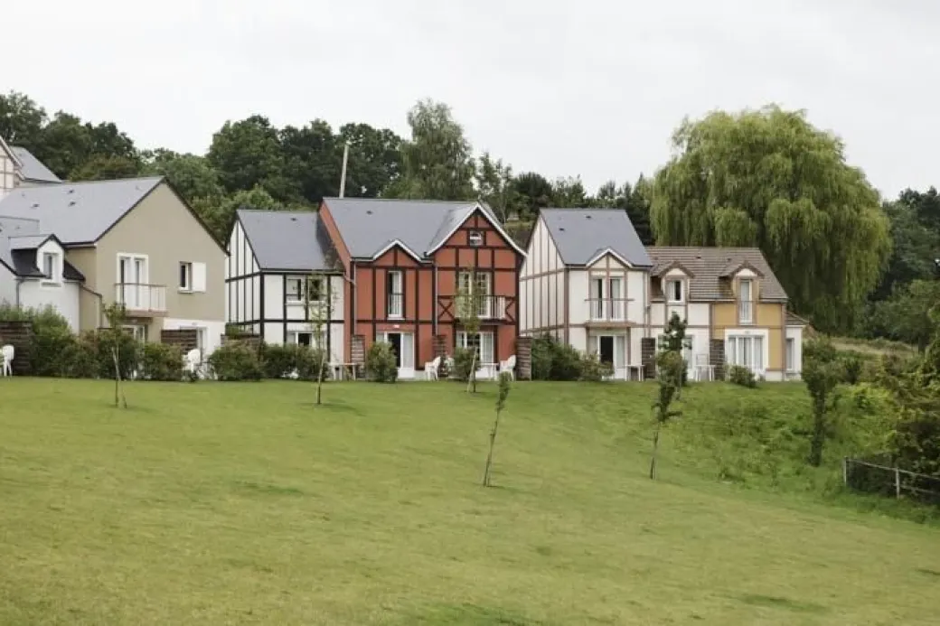 Verschillende vakantiehuisjes op het park