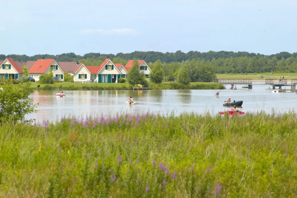 Huisjes bij het water op Center Parcs Parc Sandur