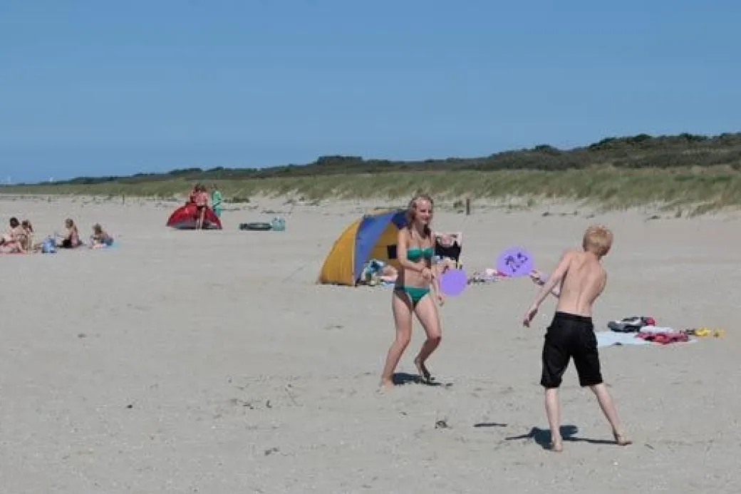 Kinderen spelen op het strand
