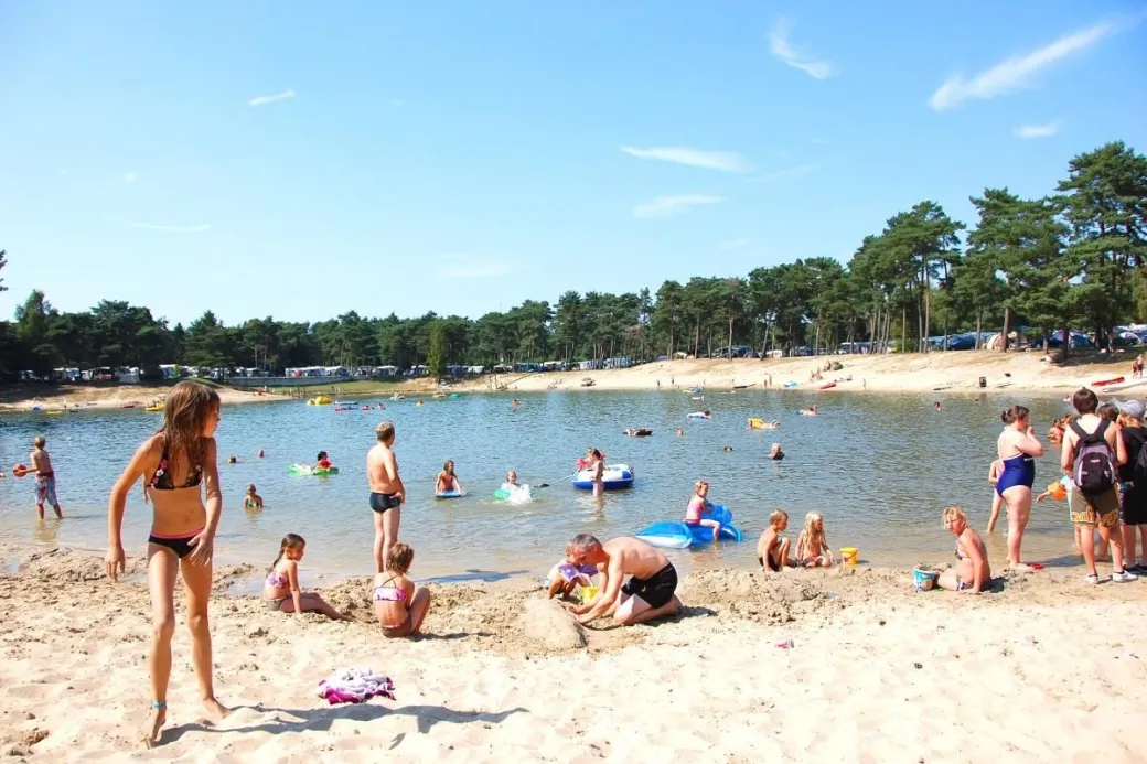 Kinderen vermaken zich op het strand 