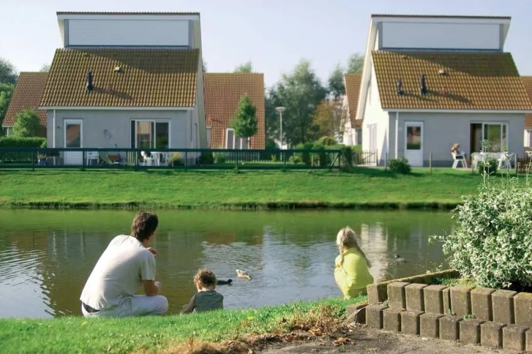 Vrijstaande bungalows langs het water