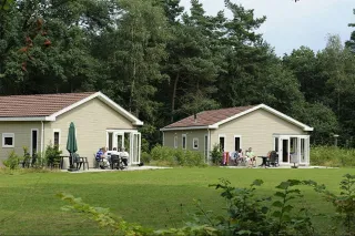 Restaurant met terras aan het water