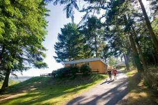 Kinderen spelen buiten bij de bungalows