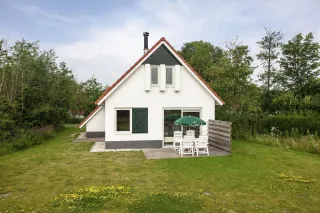 Met een waterfiets kun je tussen de bungalows fietsen