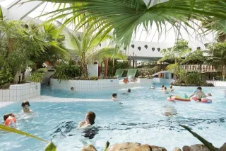 Kinderen spelen bij de vakantiebungalow