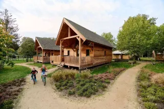 KInderen spelen in de achtertuin bij hun bungalow