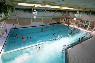 Het strandbad met glijbanen