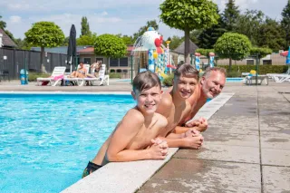 Sara de Sprinkhaan vermaakt de kinderen op Molenheide