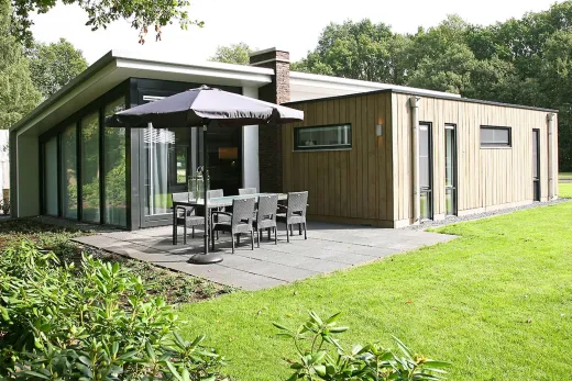Het terras bij 1 van de woningen