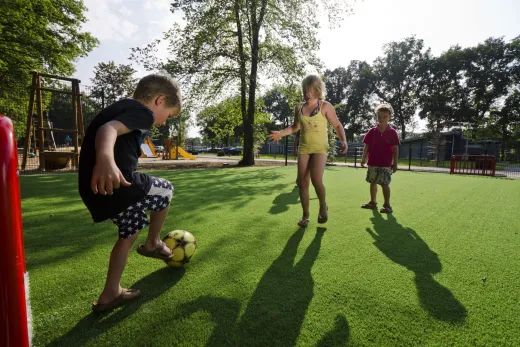 Kinderen voetballen op  Landal Amerongse Berg
