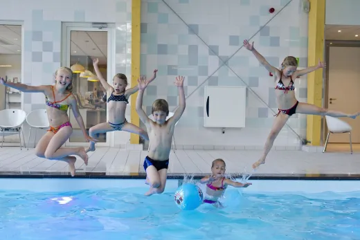 Kinderen beleven veel waterplezier in het zwembad