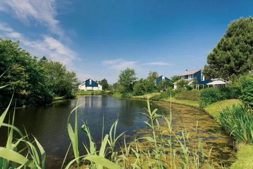 Veel villa's liggen aan het water
