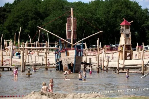 Buiten spelen aan het water