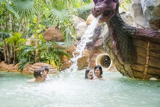 Gezin zwemt in de Aqua Dome