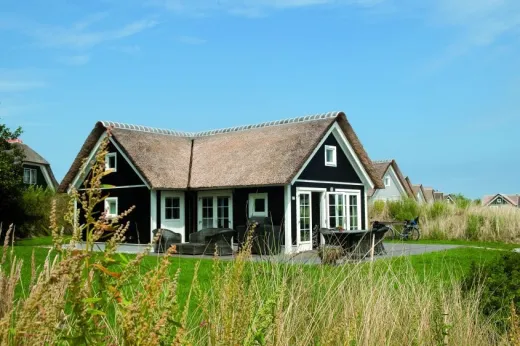 Mooie bungalows met rietgedekte daken