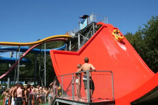 De glijbanen op Basbad Hoeven zijn erg spectaculair