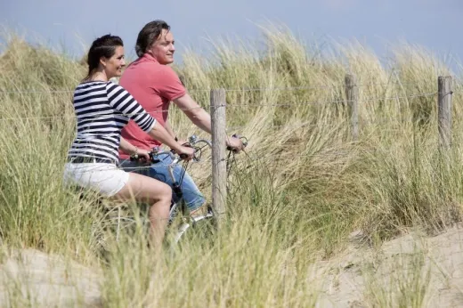 Fietsen door de duinen