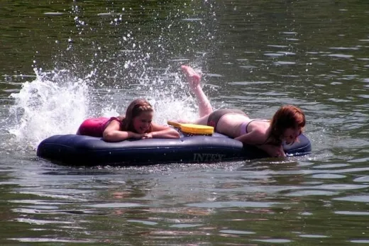 Kinderen op het water van de Stelleplas