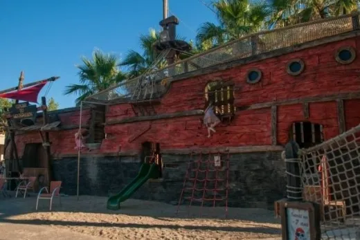 Buiten speel piratenschip voor de kinderen