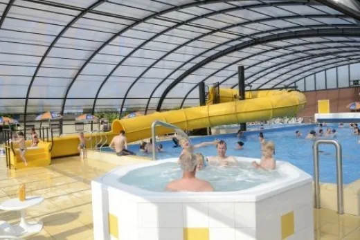 Whirlpool en glijbaan in het overdekte zwembad