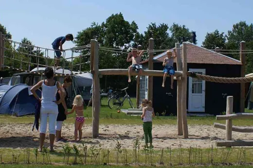 Buiten speeltuin op Camping in de Bongerd