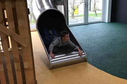 Van de glijbaan kan ook binnen op Camping in de Bongerd