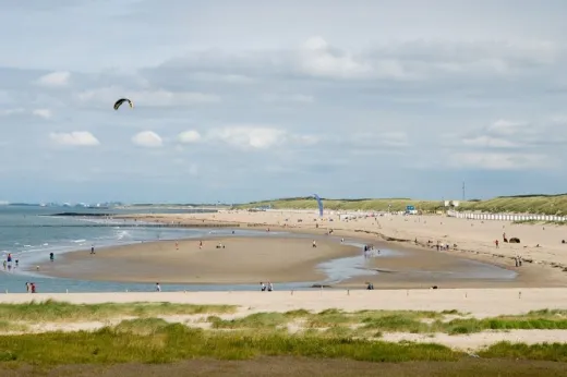 Mooi strand nabij Ardoercamping Camping International