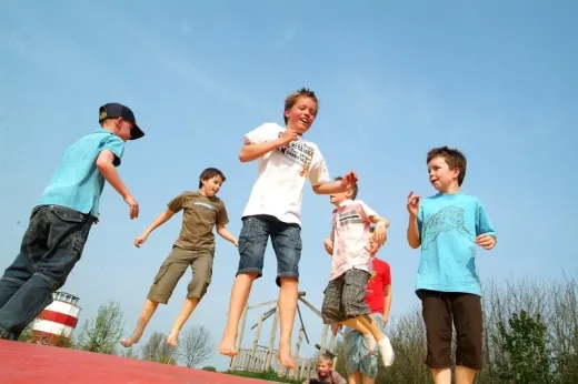 Grote trampoline op Ardoercamping Camping International