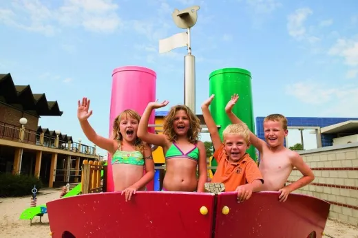 Kinderen spelen op de camping