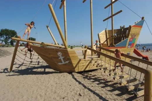 Speelboot aan het strand