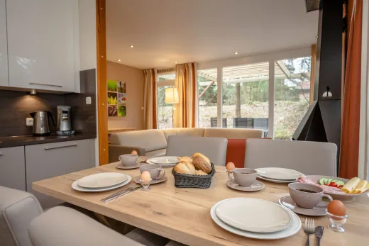 Eettafel en keuken in 1 van de bungalows