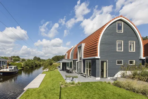 Nog meer bungalows aan het water