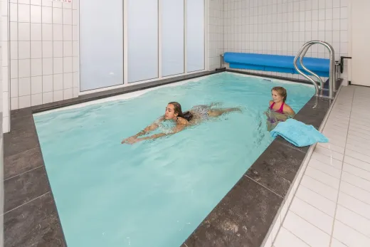Kinderen zwemmen in hun eigen privÃ©zwembad