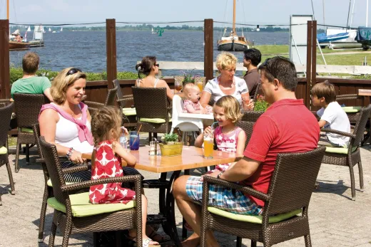 Het terras van Paviljoen De Bloemert