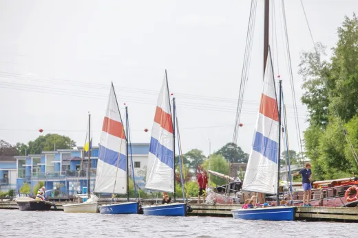 Het park is gelegen aan het Zuidlaardermeer
