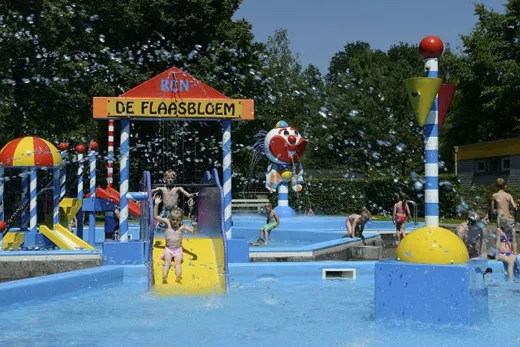 In het buitenbad is veel te doen