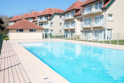 Buitenzwembad bij het appartementencomplex