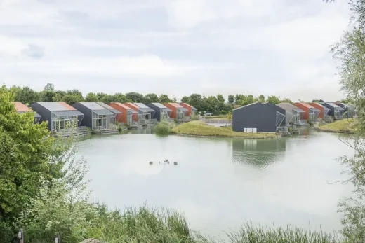 De vakantiehuisjes aan het water