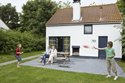 Kinderen spelen in de achtertuin bij 1 van de vakantiehuisjes