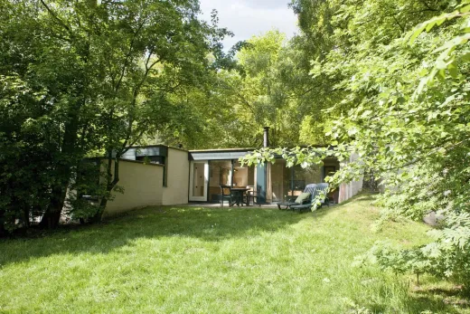 Het terras van 1 van de bungalows op Center Parcs De Huttenheugte