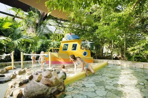 Kinderen spelen in het kinder-doe-bad in de Aqua Mundo